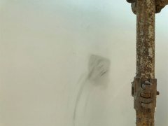 �≦��̼��ʩ�������Xһƽ����ʯ���c�≦��̼���Ă���