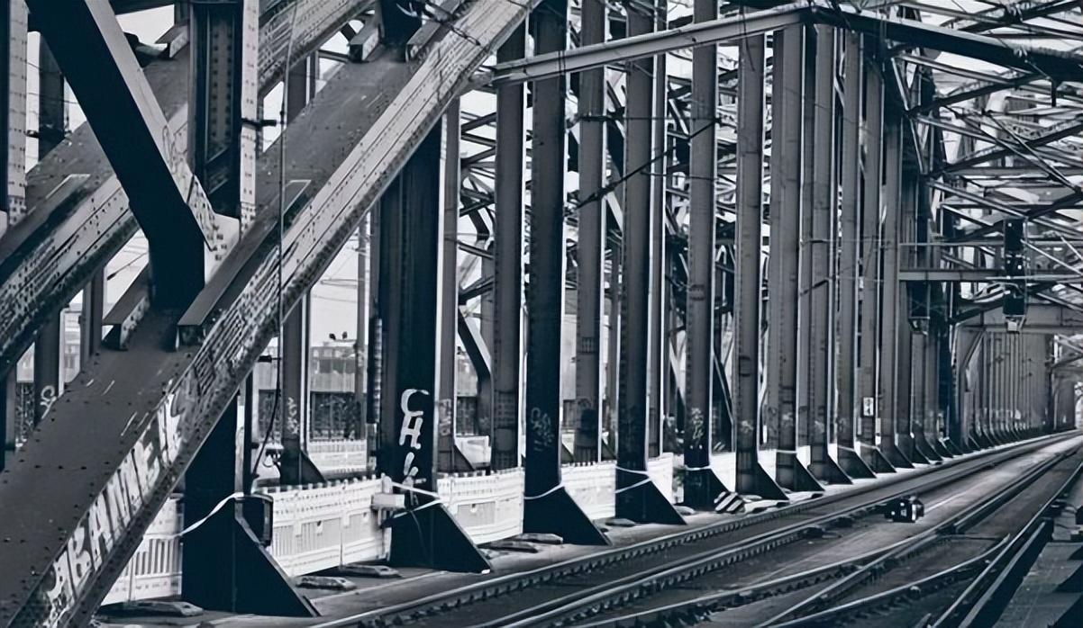 鋼結(jié)構(gòu)中使用聚氯乙烯含氟螢丹漆